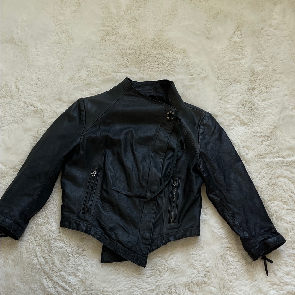 Chic Black Leather Jacket - image 2